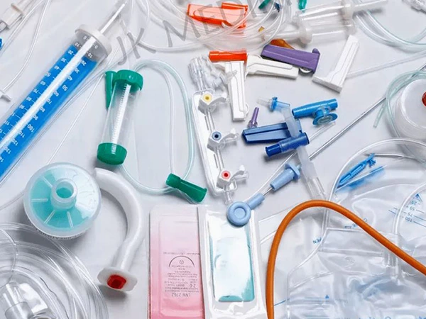注入で使用されるプラスチックは何ですか？