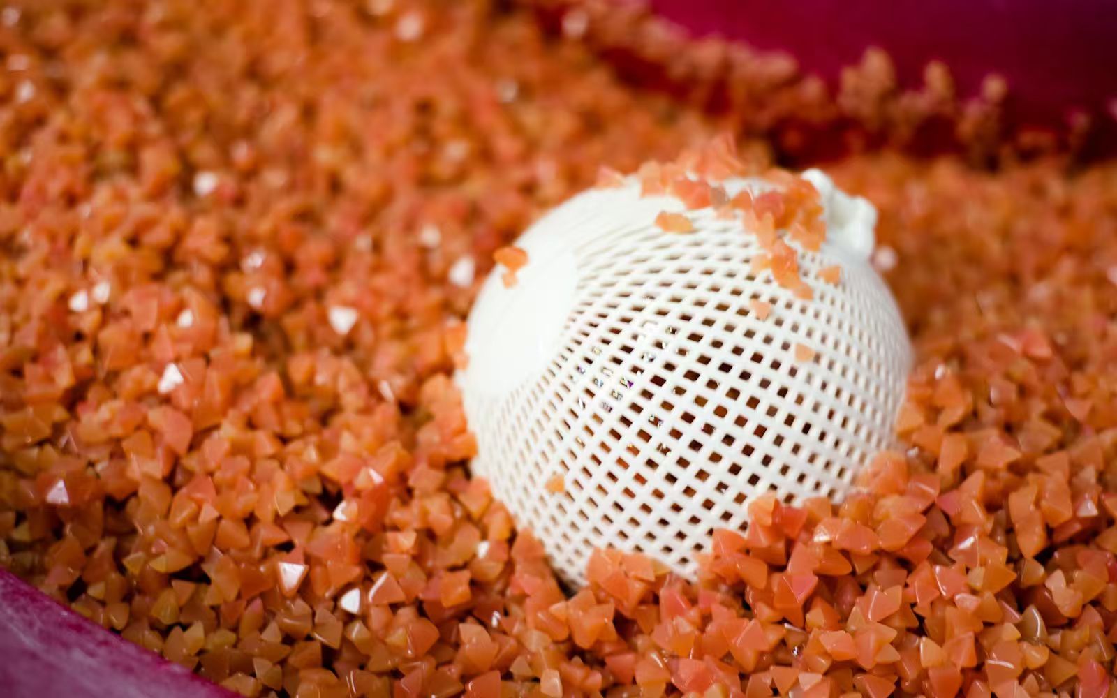 部品の美観を向上させる方法 美しいカスタム部品を作るためのさまざまな表面仕上げと材料について調べてください。